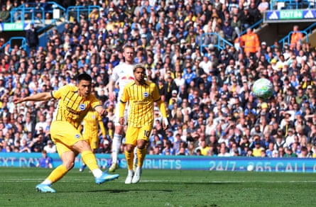 Diego Gómez shoots over.