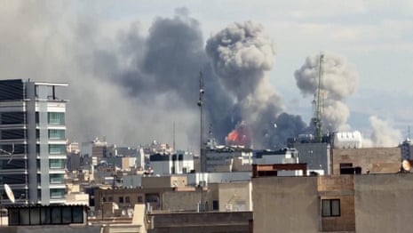 Rauch steigt über Teheran auf