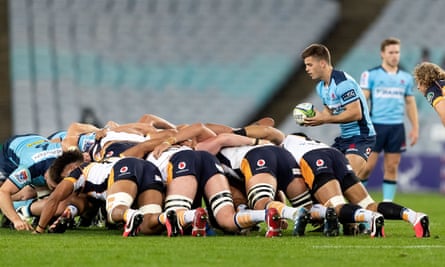 Mitch Short of the Waratahs feeds the scrum