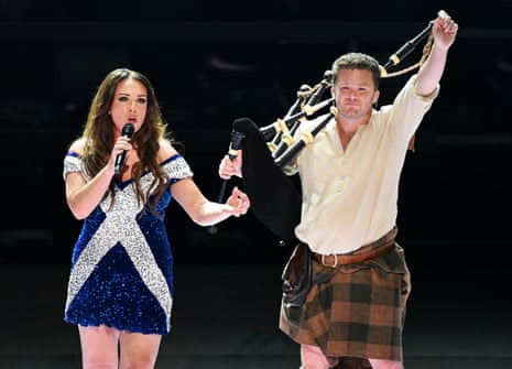 Sandi Thom se apresenta com Clann An Drumma.