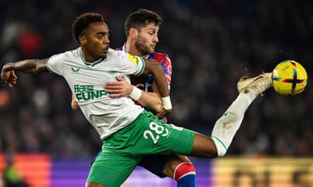 Joe Willock de Newcastle se bat avec Joel Ward.