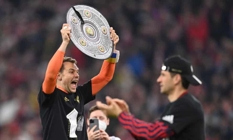 Manuel Neuer festeggia il titolo di Bundesliga di questa stagione.