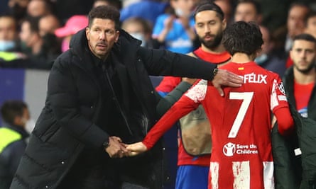 Joao Félix (derecha) fue reemplazado por el entrenador Diego Simeone durante un partido de la Liga de Campeones contra el Manchester United en 2022.
