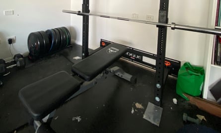 Sebuah bench press di sebuah ruangan