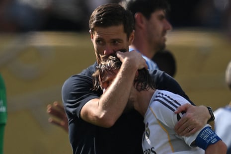 Real Madrid's coach Xabi Alonso hugs Luka Modric aft nan last whistle.