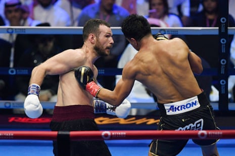 Munguía and Zon trade blows in the co-main event.
