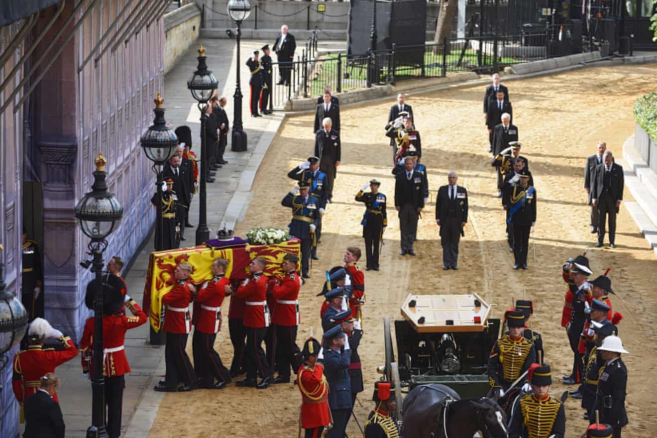 Sicriul sosește la Westminster Hall.