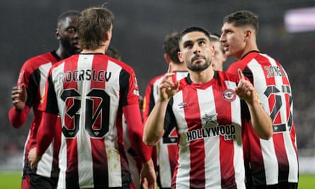 Neal Maupay świętuje zdobycie pierwszego gola dla Brentford.