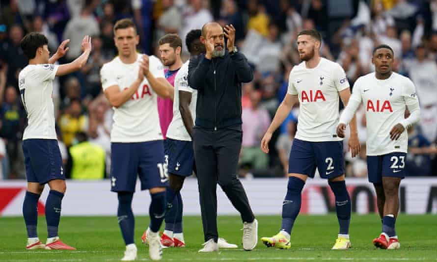 Nuno Espírito Santo applauds the crowd with his players after Tottenham won his first match in charge, against Manchester City