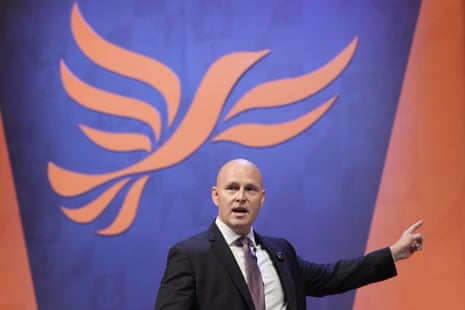 Ο Max Wilkinson ομιλώντας στη διάσκεψη των Lib Dem.