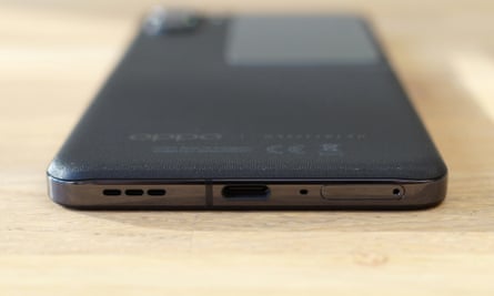 The USB-C port in the bottom of the Oppo Find N2 Flip.
