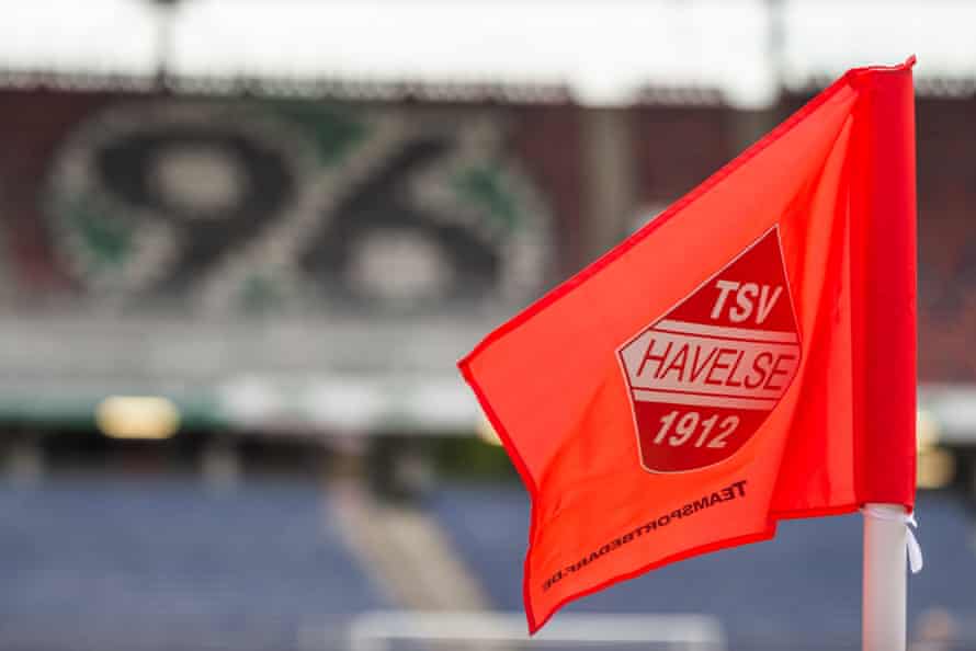 The TSV Havelse badge on a corner flag for a game at the HDI Arena.