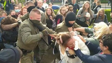 Women tear balaclavas off security officers amid mass arrests in Belarus – video