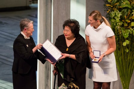 Berit Reiss-Andersen, left, leader of the Nobel committee, presents the Nobel peace prize to Setsuko Thurlow, a Hiroshima survivor, and Beatrice Fihn, executive director of the International Campaign to Abolish Nuclear Weapons, in Oslo, 2017.