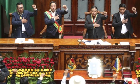 لوئیس آرس (مرکز چپ) و معاون رئیس جمهور دیوید چوکوهوانا (مرکز میانه) سرود ملی را در روز تحلیف در کنگره در لاپاز می خوانند.