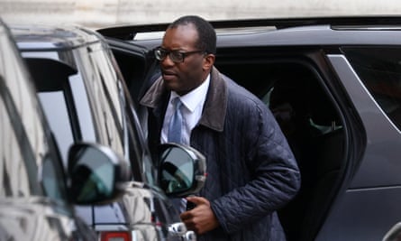 Kwarteng esce dall'auto ministeriale