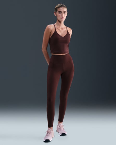 Model wearing Nike One leggings with pockets.