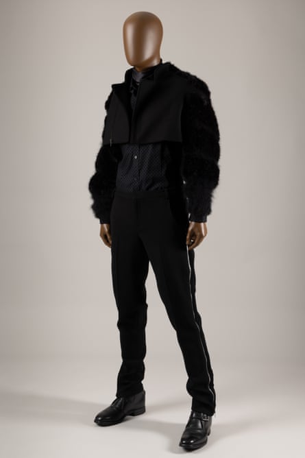 tenue noire sur mannequin comprenant un haut en fourrure