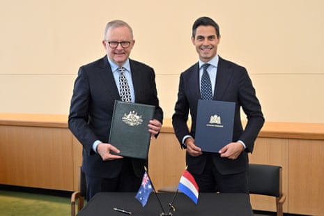 Anthony Albanese and Rob Jetten holding folders