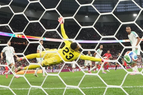 Luca Zidane can't get to Dan Ndoye's shot.
