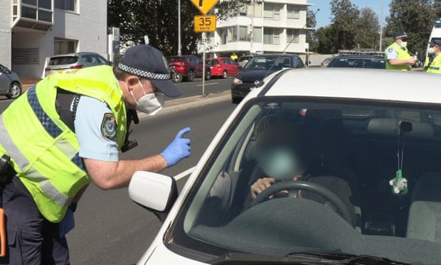 NSW police officer leaning down to talk to a driver in Bondi, 2001