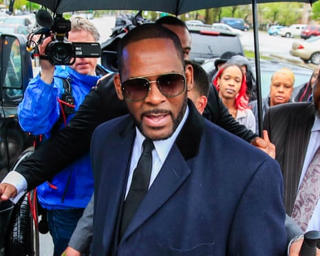R. Kelly found guilty on all charges in sex trafficking trial<br>epa09492087 (FILE) - US R&B singer R. Kelly approaches his vehicles as he leaves court at the Leighton Criminal Courts building after a status hearing on his sexual assault charges in Chicago, Illinois, USA, 07 May 2019 (reissued 27 September 2021). R. Kelly, whose full name is Robert Sylvester Kelly, has been found guilty of racketeering and sex trafficking charges by a US jury on 27 September 2021. EPA/TANNEN MAURY *** Local Caption *** 55175284