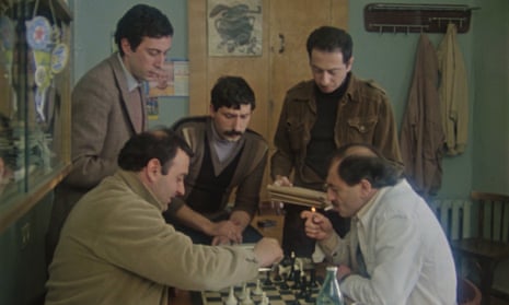 Men play chess in Blue Mountains.