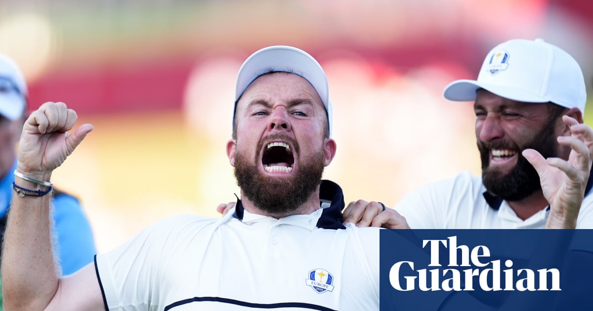 Lowry sinks putt that retains Ryder Cup for Europe as they hold off US comeback