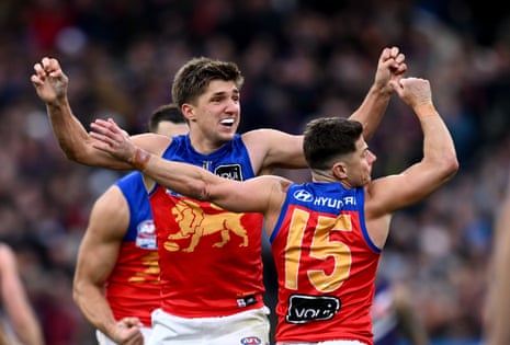 Zac Bailey arrasta para o Lions a uma meta dos Dockers