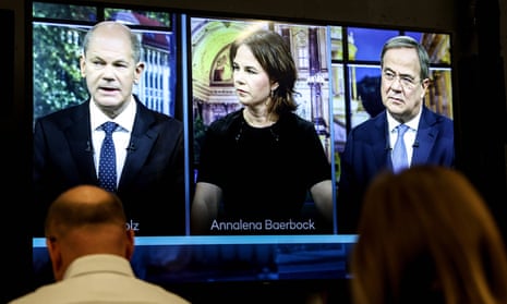 Journalists watch the live election debate between Olaf Scholz (left), Annalena Baerbock and Armin Laschet.