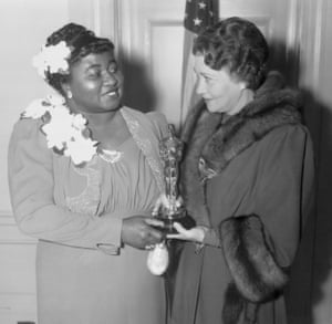 Hattie McDaniel δέχεται τον καλύτερο ηθοποιό της Όσκαρ από Fay Bainter, Φεβρουάριος 1940.