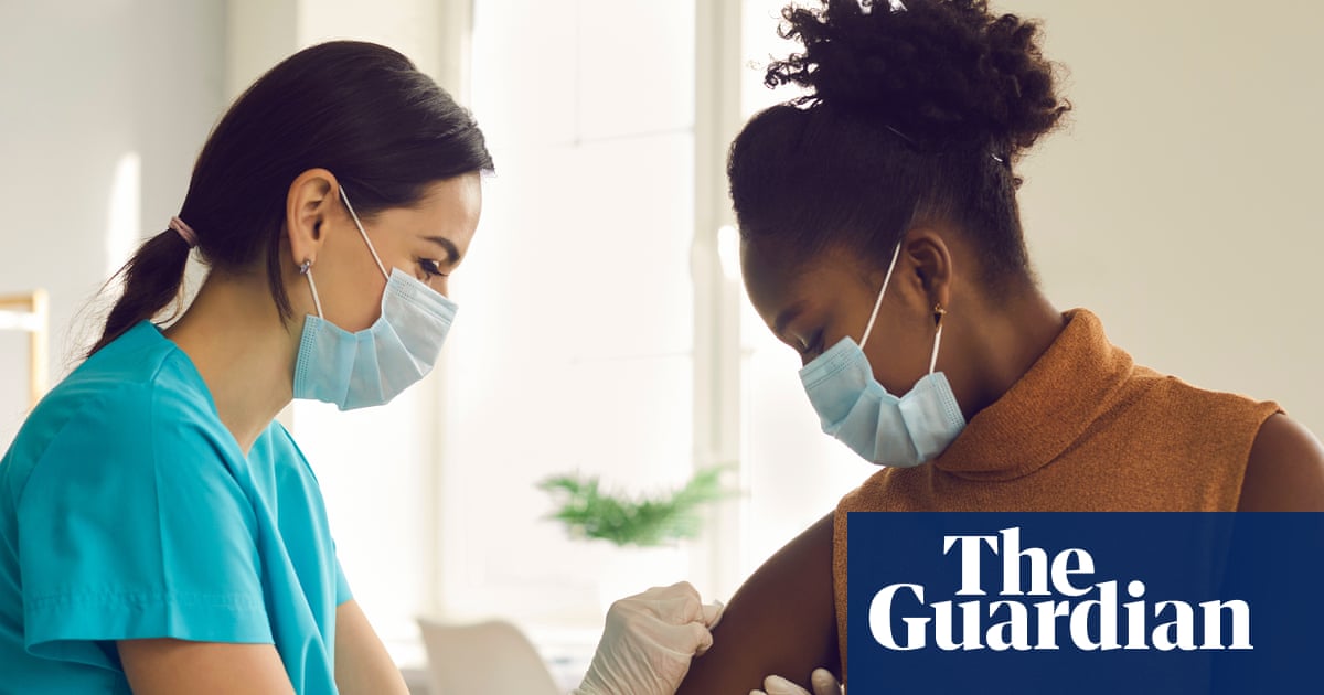 Health experts criticise NHS chief’s remarks that people with flu symptoms ‘must wear face masks’