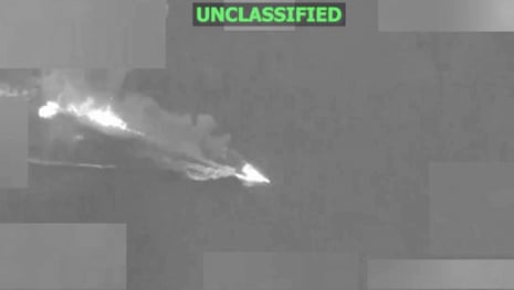 Autorità che indagano su una droga sequestrata nave di contrabbandiere