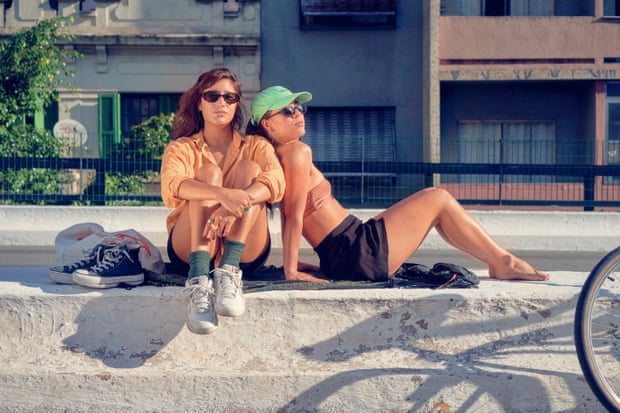 Giulia Binotti and Laura Parente sunbathing in the Minhocão viaduct