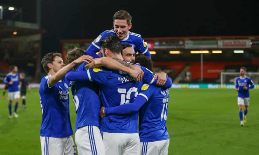 Kieffer Moore merayakan setelah mencetak gol kedua Cardiff dari titik penalti.