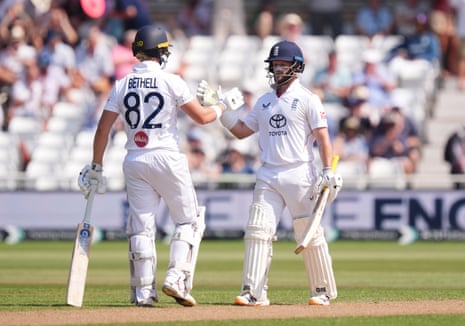 Ben Duckett celebrates with Jacob Bethell after reaching 50 runs.