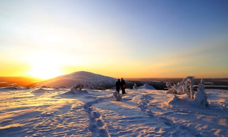   lever de soleil d'hiver sur un paysage enneigé