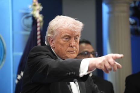 व्हाइट हाउस संवाददाताओं के रात्रिभोज में गोलीबारी के बाद ‘चाकू और बंदूकों से लैस’ संदिग्ध पर आरोप लगाया गया – लाइव