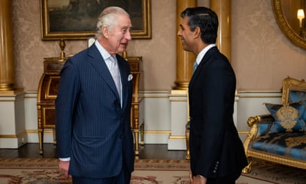 Le roi Charles salue Rishi Sunak au palais de Buckingham