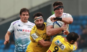 Jeremy Sinzelle y Alexi Bales abordan a Tom Curry durante el partido de la Copa de Campeones entre Sale y La Rochelle.