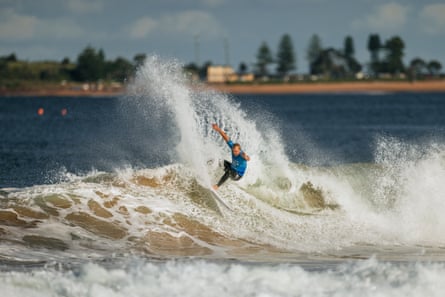 Baker, Mayıs ayında GWM Sydney Surf Pro'da dalga üzerinde dönüyor