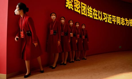 Des participants à Pékin attendent les visiteurs d'une exposition présentant les réalisations du parti communiste à l'approche du congrès de dimanche.