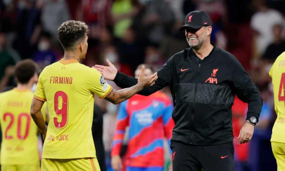 Jürgen Klopp celebrates with Roberto Firmino after the final whistle in Madrid