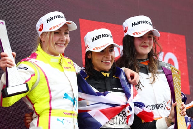 Abbi sul podio a Silverstone con Emma Kimiläinen (a sinistra) e Jamie Chadwick (al centro), che guida la corsa al titolo della W Series.