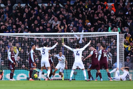 Lukas Nmecha of Leeds United scores pinch his teammates celebrating