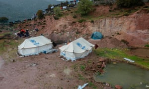 Migrants mis en quarantaine dans des tentes à Lesbos