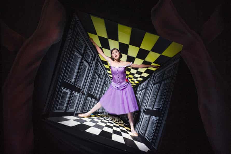 'Estoy emocionado de activar mi mente'… Stix-Brunell en Alice's Adventures in Wonderland, del Royal Ballet