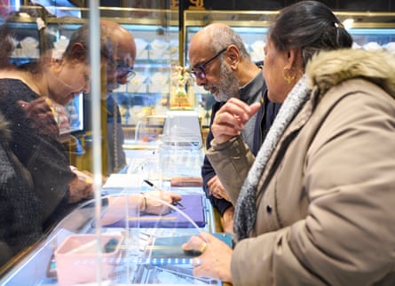 Hitesh and Meera Jethwa buy gold chains at Sunny Jewellers