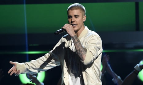 Nebu stege hovedvej Footage appears to show Justin Bieber punch a fan who reached into car | Justin  Bieber | The Guardian