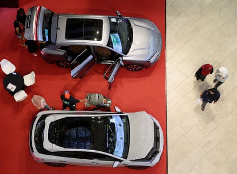 Minyak turun di bawah $110 di pasar yang fluktuatif saat batas waktu Trump tiba untuk Iran membuka selat